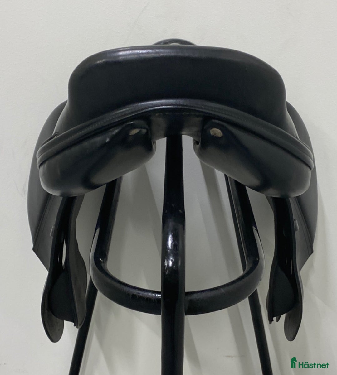 Sadlar hästutrustning till salu: Frank Baines hoppsadel i Knivsta - Annons 4