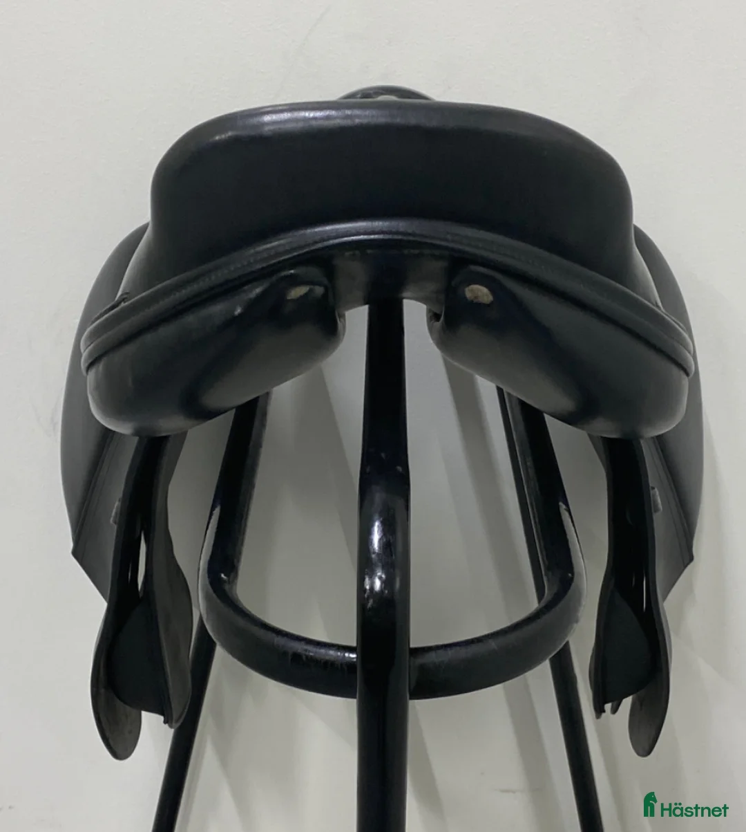 Sadlar hästutrustning till salu: Frank Baines hoppsadel i Knivsta - Annons 4