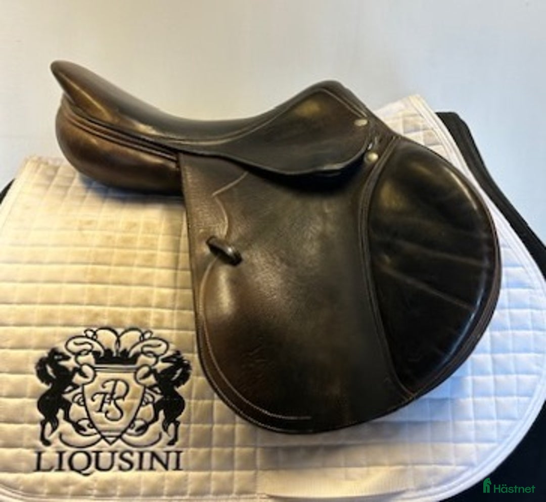 Sadlar hästutrustning till salu: Hoppsadel Equipe Grand Prix 17" i Uppsala - Annons 1