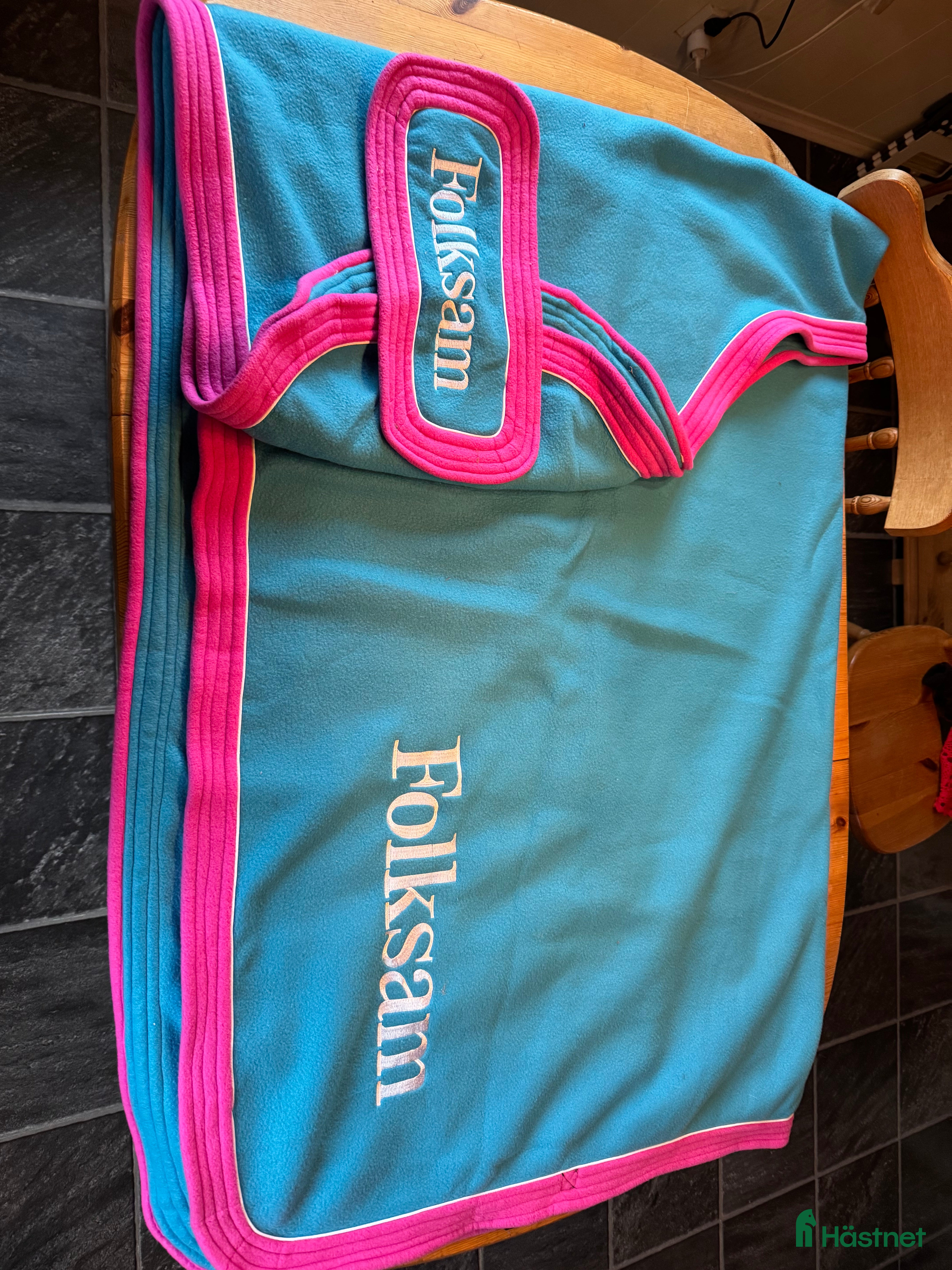 Täcken hästutrustning till salu: Fleecetäcke Folksam i Flyinge - Annons 6