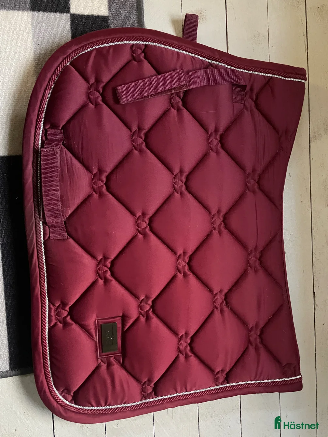 Schabrak & Vojlockar hästutrustning till salu: Rött Equestrian Stockholm schabrak  i Stigtomta - Annons 1