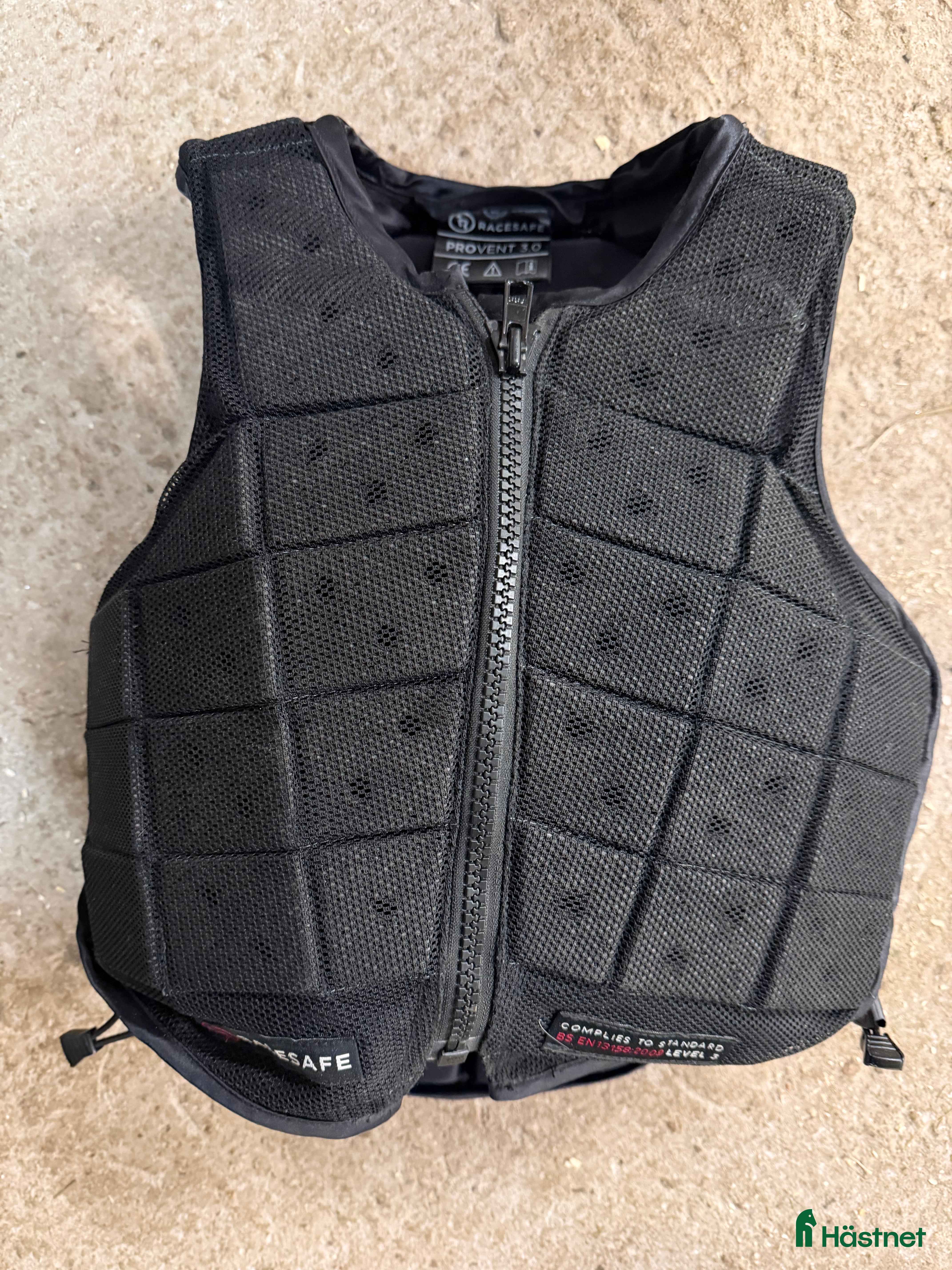 Säkerhetsvästar ryttarutrustning till salu: Racesafe provent child M i Henån - Annons 1