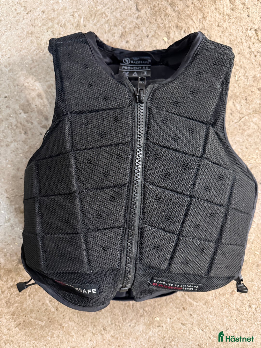 Säkerhetsvästar ryttarutrustning till salu: Racesafe provent child M i Henån - Annons 1