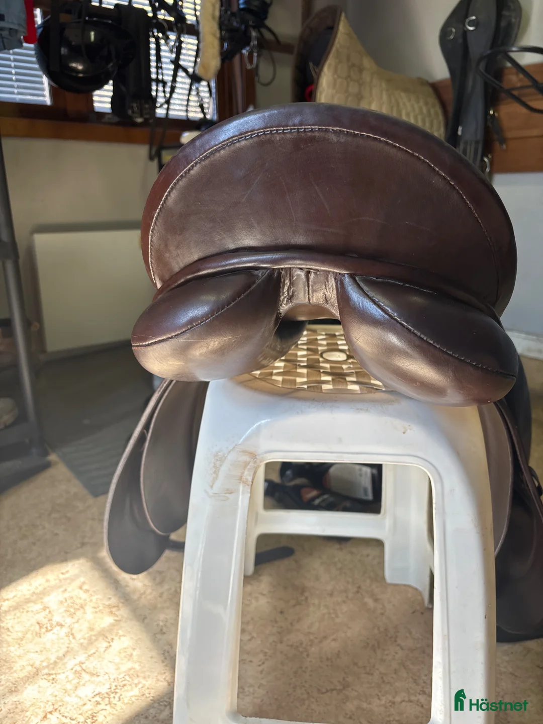 Sadlar hästutrustning till salu: Fin äldre dressyrsadel🤎 - Annons 6