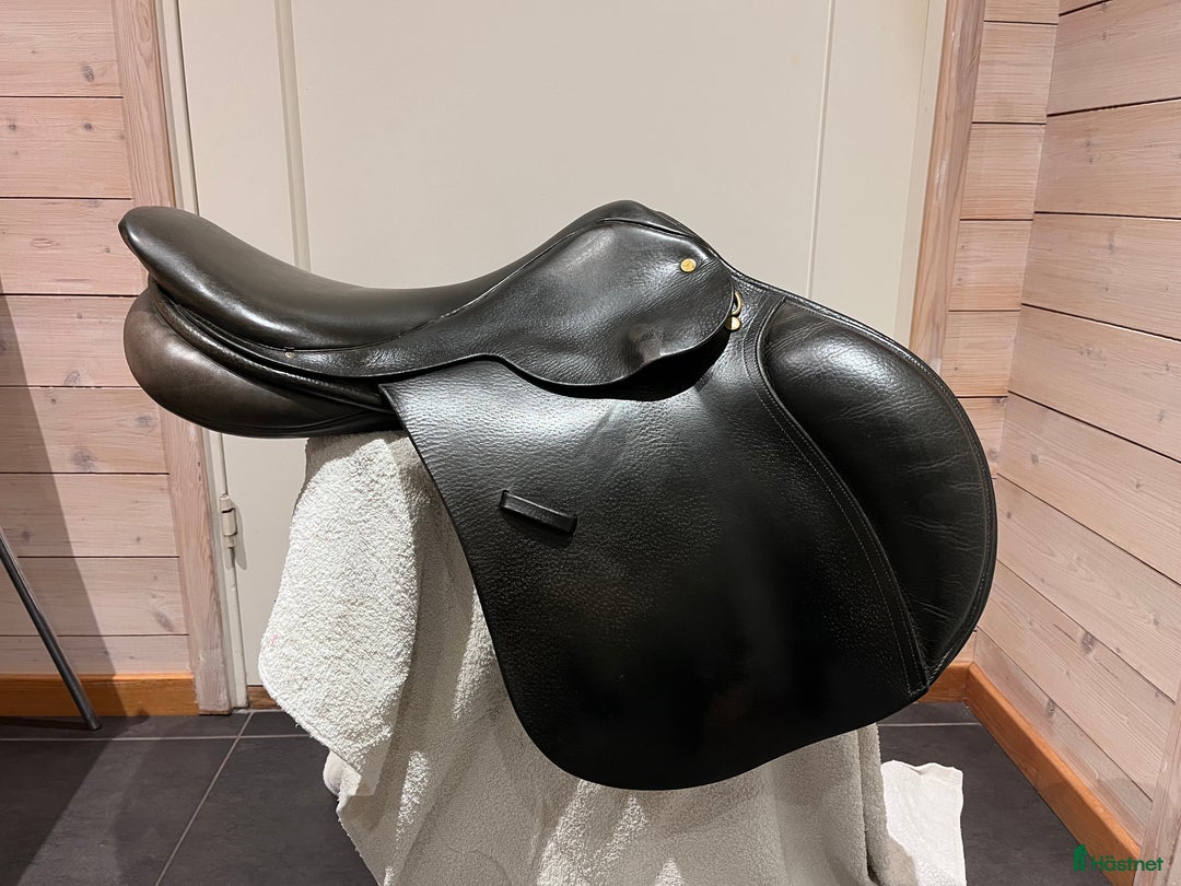 Sadlar hästutrustning till salu: Jos lansink svart hoppsadel i Mariefred - Annons 3