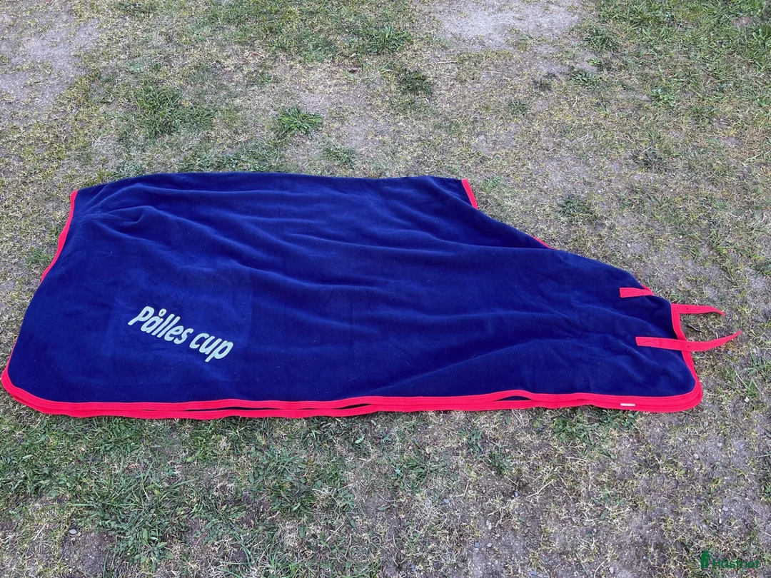 Täcken hästutrustning till salu: Fleecetäcke i Jonstorp - Annons 1