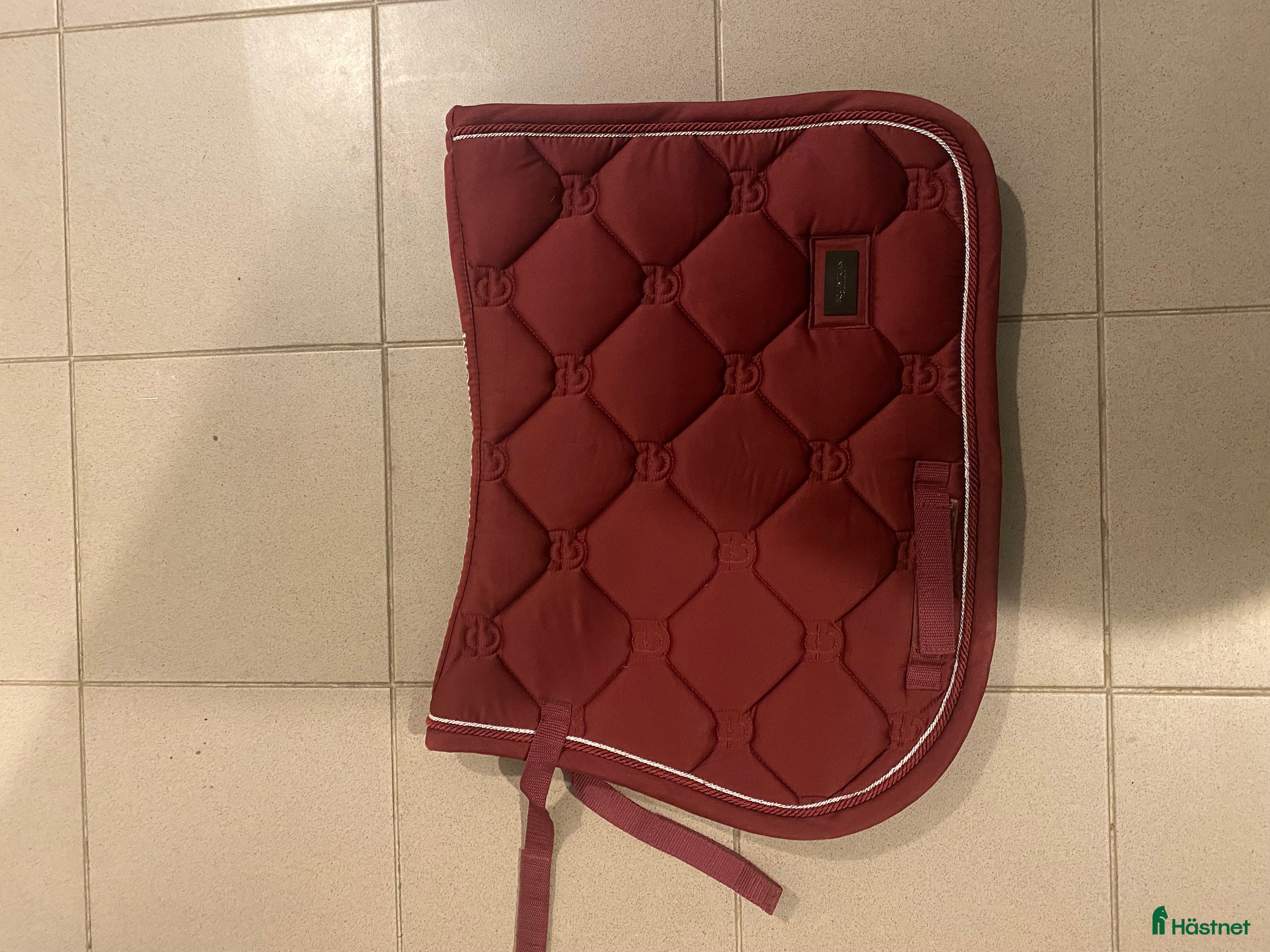 Schabrak & Vojlockar hästutrustning till salu: Vinrött jättefint es schabrak strl ponny! i Järna - Annons 8