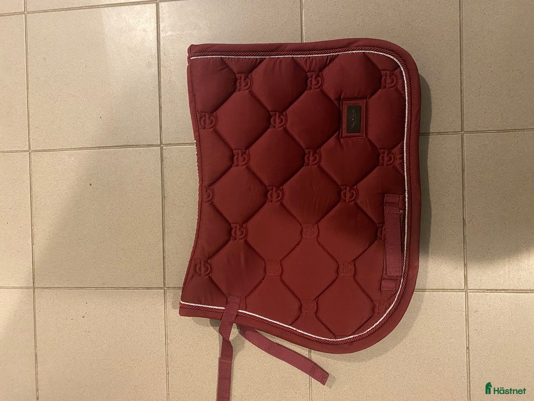 Schabrak & Vojlockar hästutrustning till salu: Vinrött jättefint es schabrak strl ponny! i Järna - Annons 1