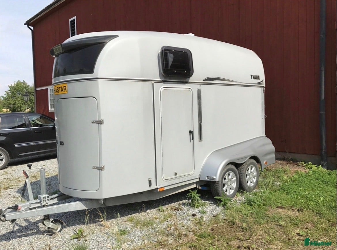 Hästtransporter  fordon & transport till salu: Thule Premium 1700 kg  - Annons 1