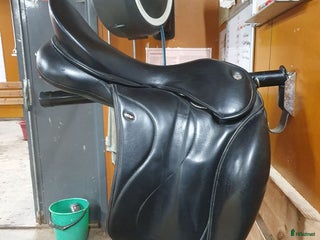 Sadlar hästutrustning till salu: Wow dressyrsadel säljes i Uppsala - Annons 1