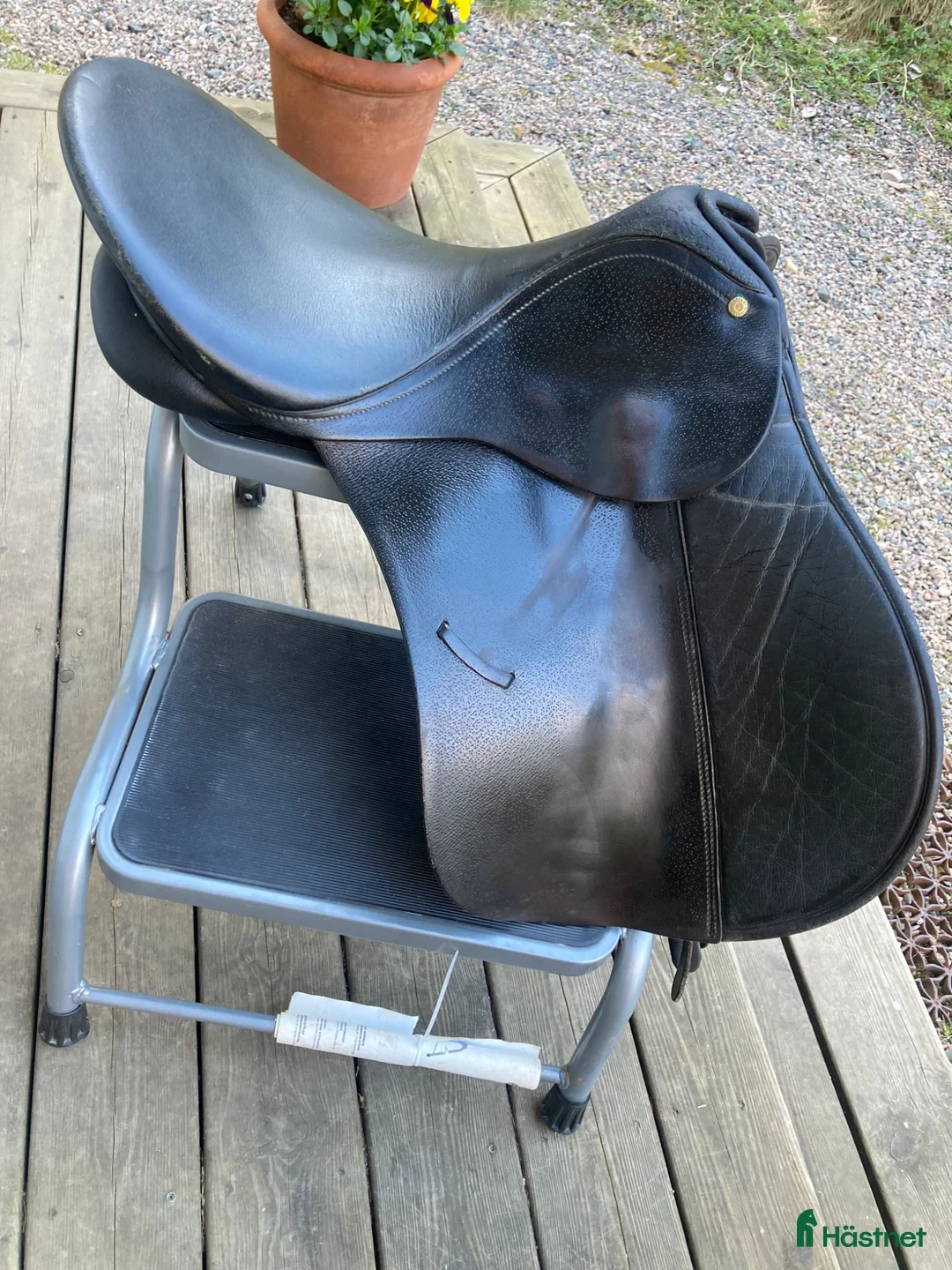Sadlar hästutrustning till salu: Butet hoppsadel äldre modell - Annons 1
