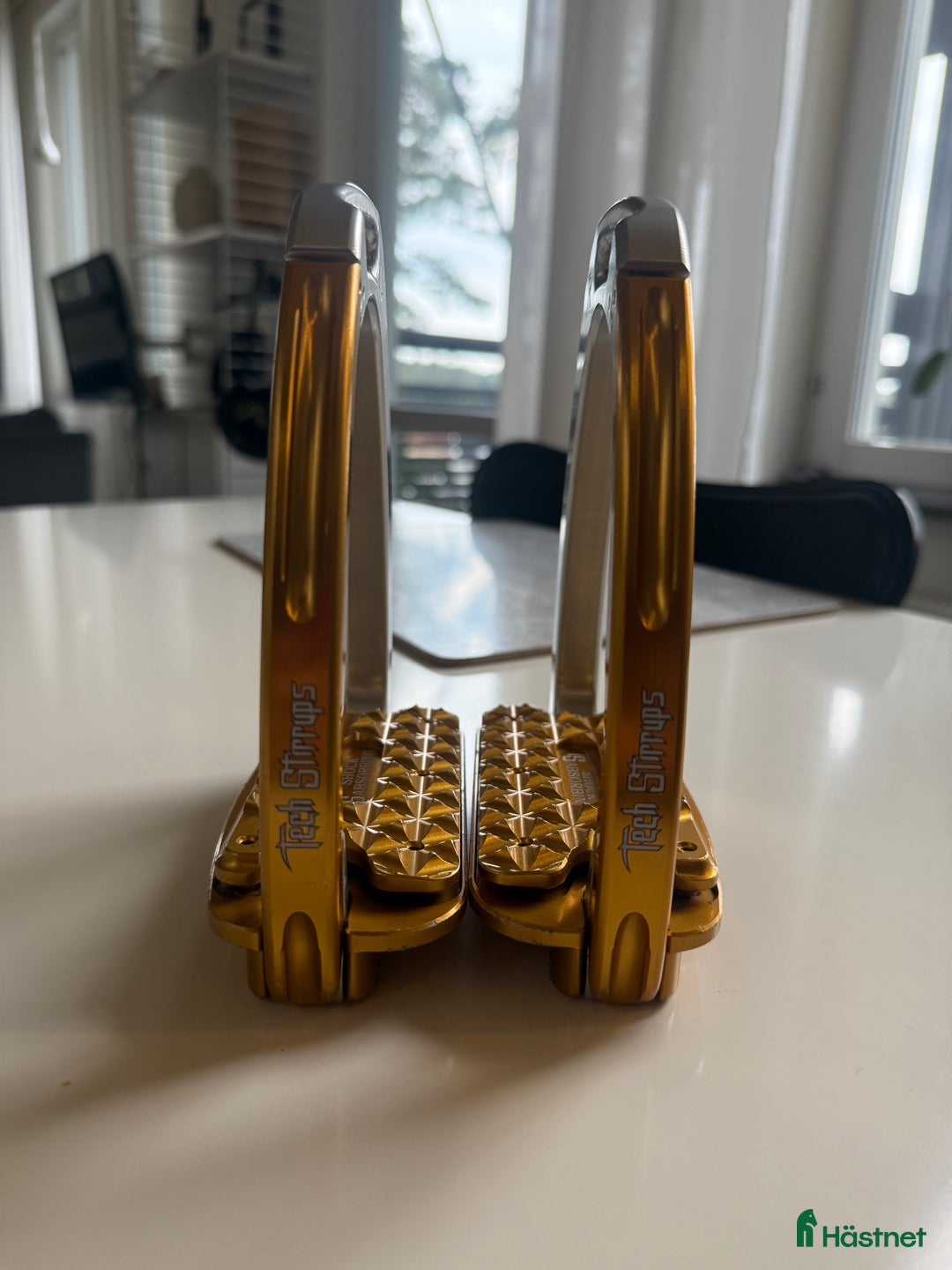 Stigbyglar hästutrustning till salu: Guldiga tech strirrups i Huddinge - Annons 2