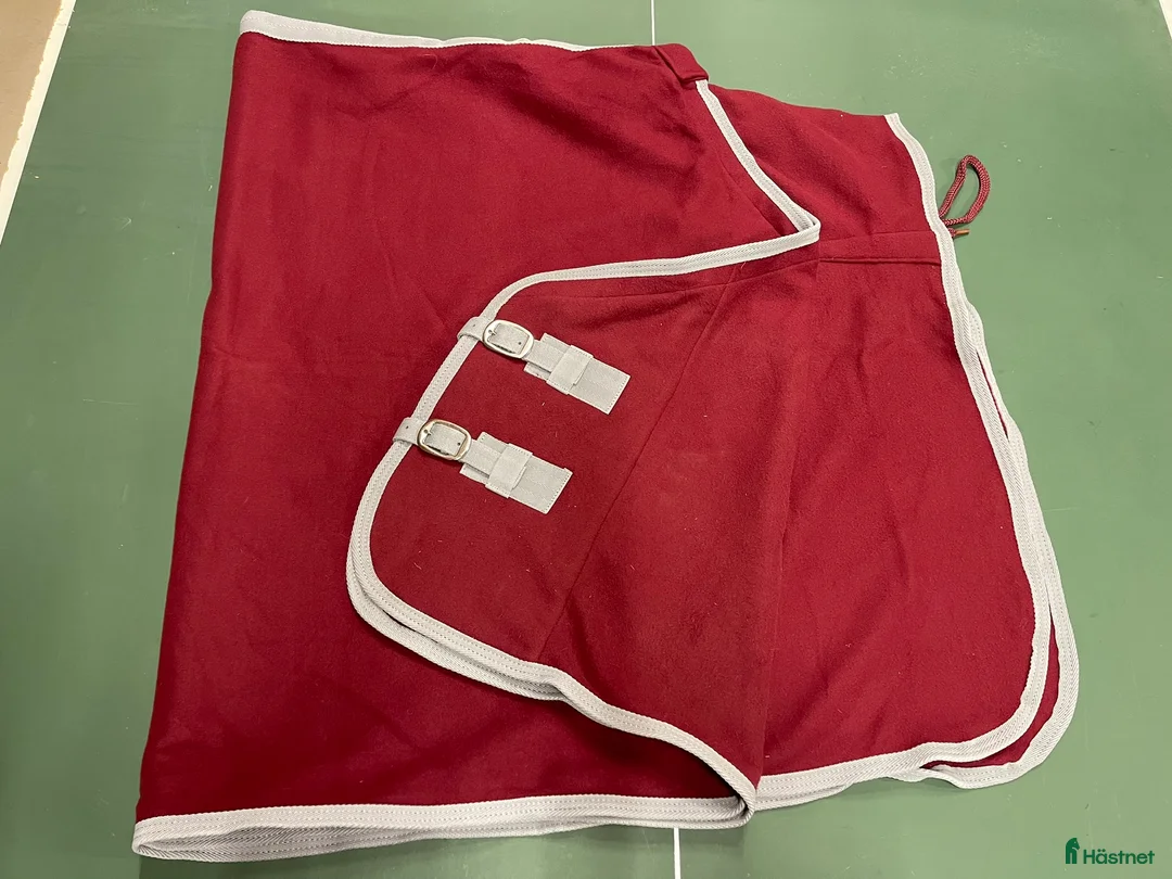 Täcken hästutrustning till salu: Diverse täcken i storlek 145 i Staffanstorp - Annons 8