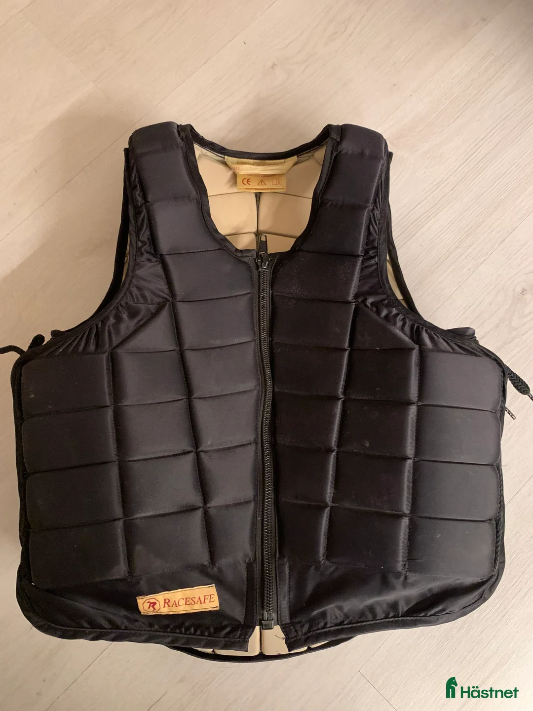 Säkerhetsvästar ryttarutrustning till salu: Racesafe väst  i Uppsala - Annons 1