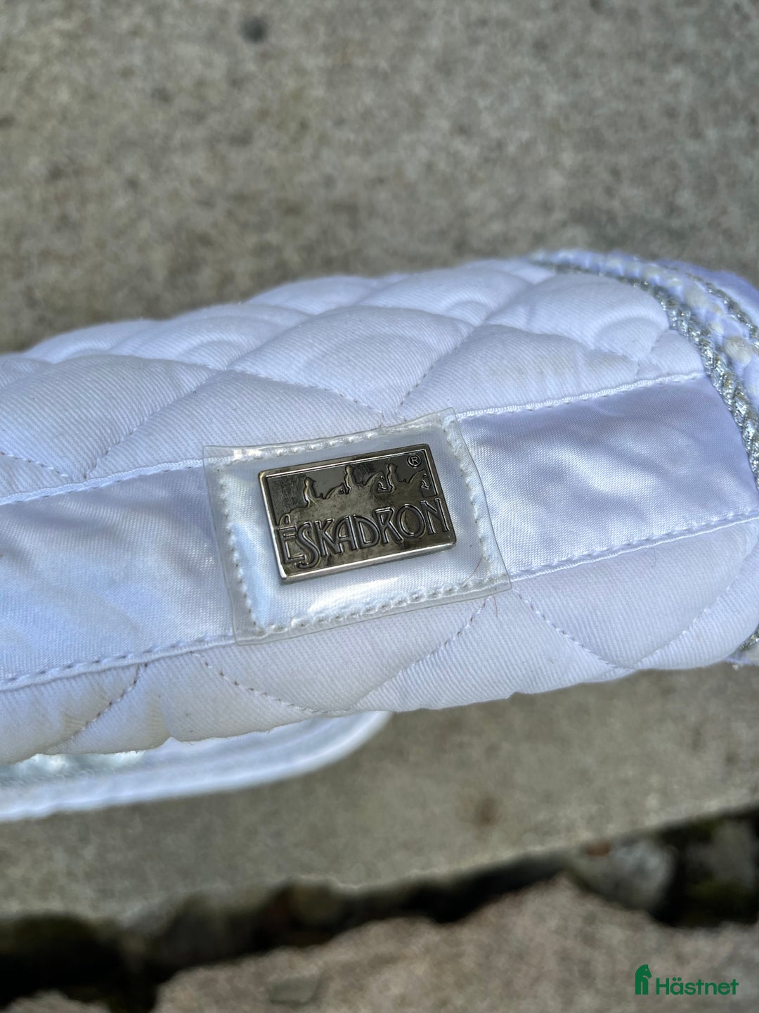 Schabrak & Vojlockar hästutrustning till salu: Vitt dressyr schabrak i Landvetter - Annons 2