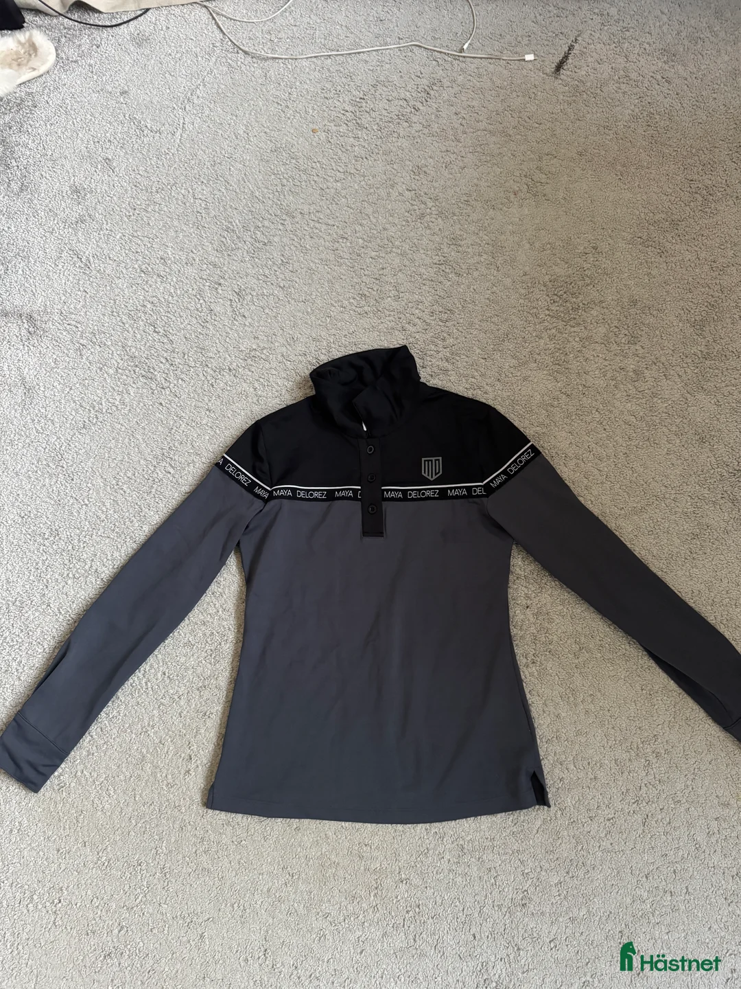 Övrigt Ridkläder ryttarutrustning till salu: Maya delorez kendra polo sweatshirt i Saltsjö-Boo - Annons 1