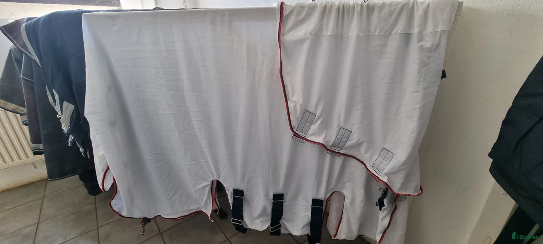 Täcken hästutrustning till salu: Flugtäcke med avtagbar hals stl 145 i Rönninge - Annons 2