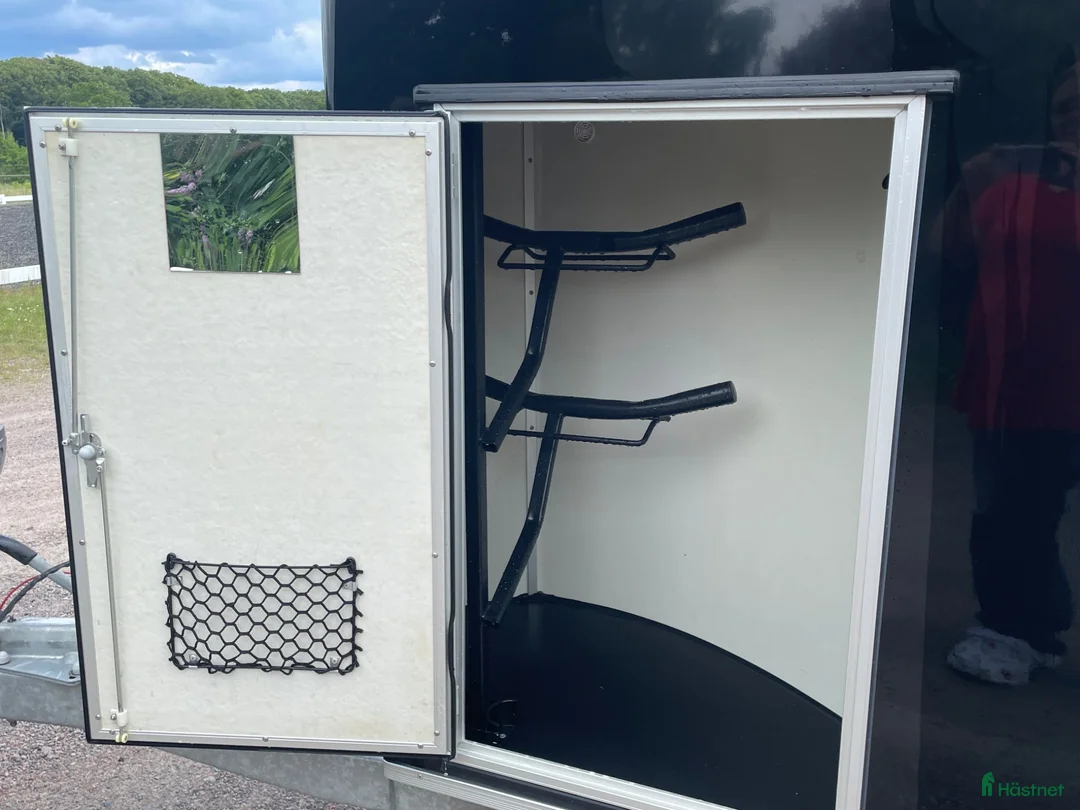 Hästtransporter  fordon & transport till salu: Mycket fin en-hästars transport  - Annons 2
