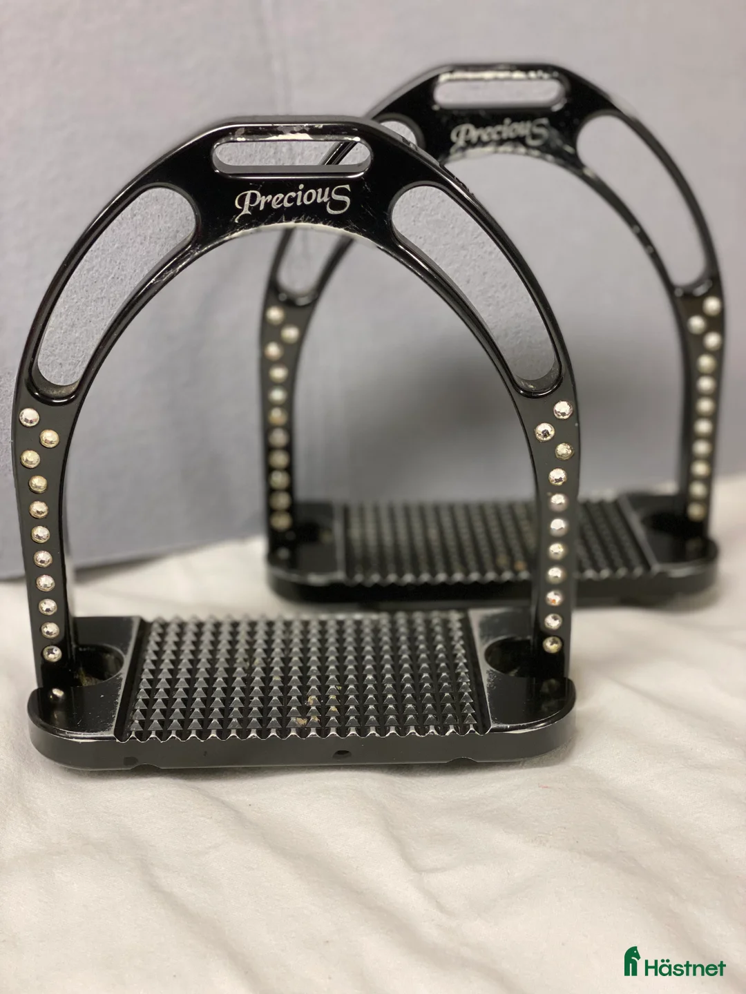 Stigbyglar hästutrustning till salu: Stigbyglar med swarowsky-kristaller  i Färentuna - Annons 1