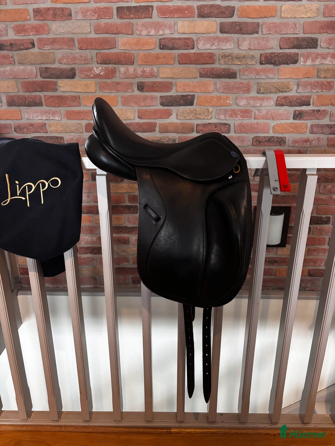Sadlar hästutrustning till salu: Superskön dressyrsadel från Lippo  i Genarp - Annons 1