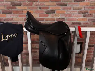 Sadlar hästutrustning Superskön dressyrsadel från Lippo i Genarp - Annons 2
