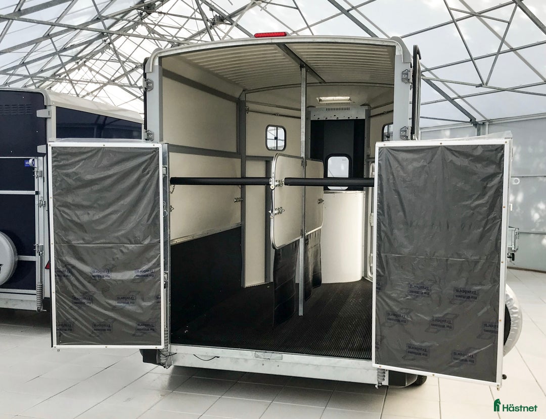 Hästtransporter  fordon & transport till salu: Ifor Williams HB511 med fast sadelkammare - Bild 2