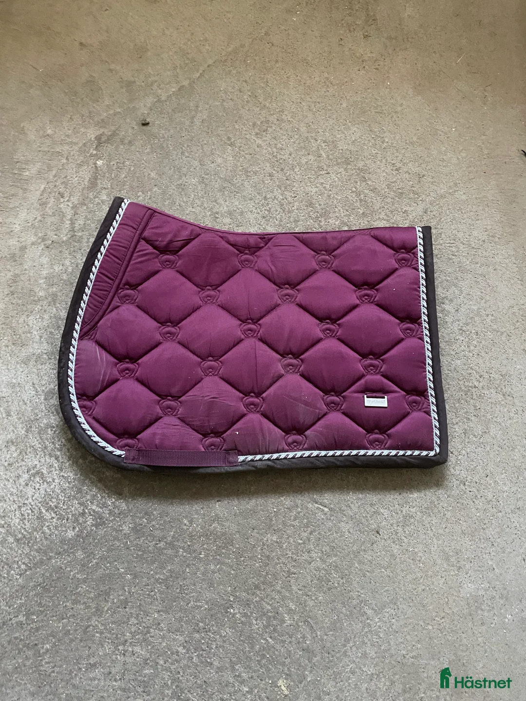 Schabrak & Vojlockar hästutrustning till salu: Vinrött ps schabrak i Linköping - Annons 1