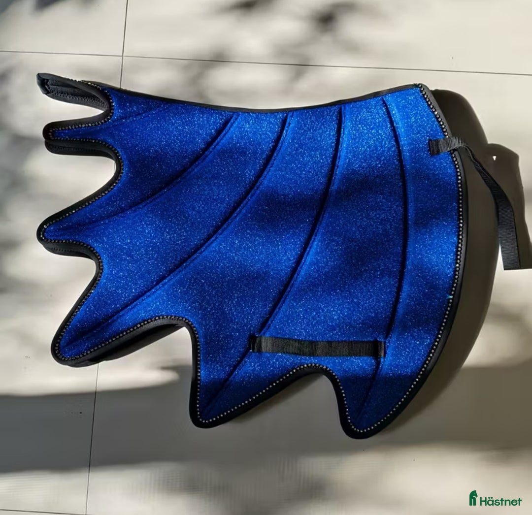 Schabrak & Vojlockar hästutrustning till salu: Nytt schabrak blå - full i Tumba - Annons 2