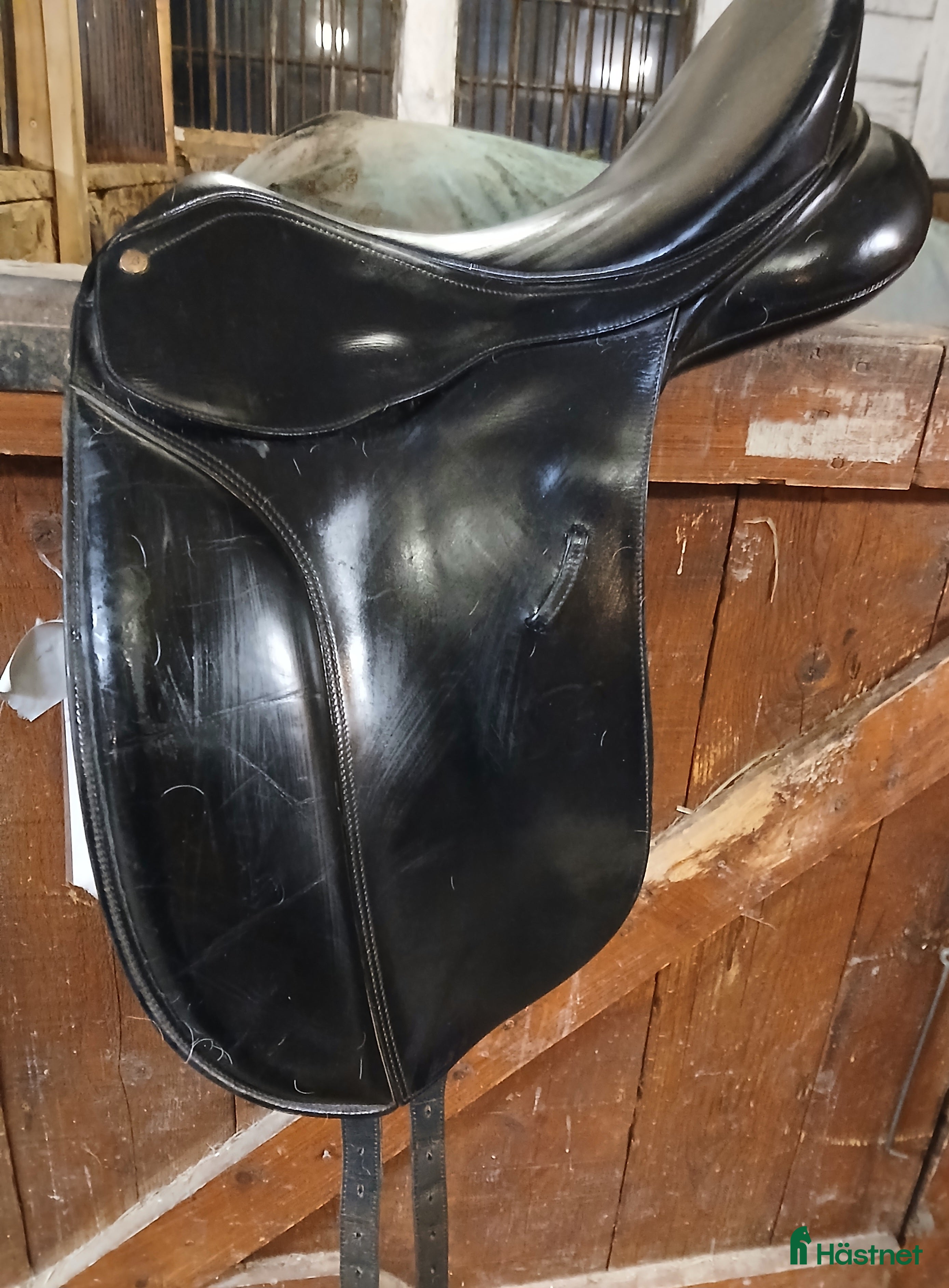 Sadlar hästutrustning till salu: Bates Caprilli dressyr 17" i Norrköping - Annons 1