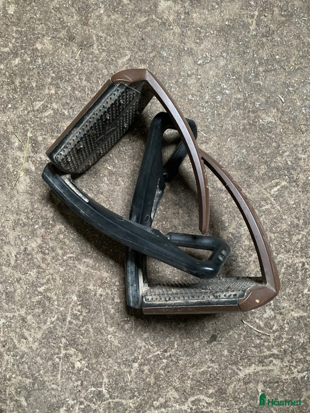 Stigbyglar hästutrustning till salu: Stigbyglar Freejump  - Annons 1