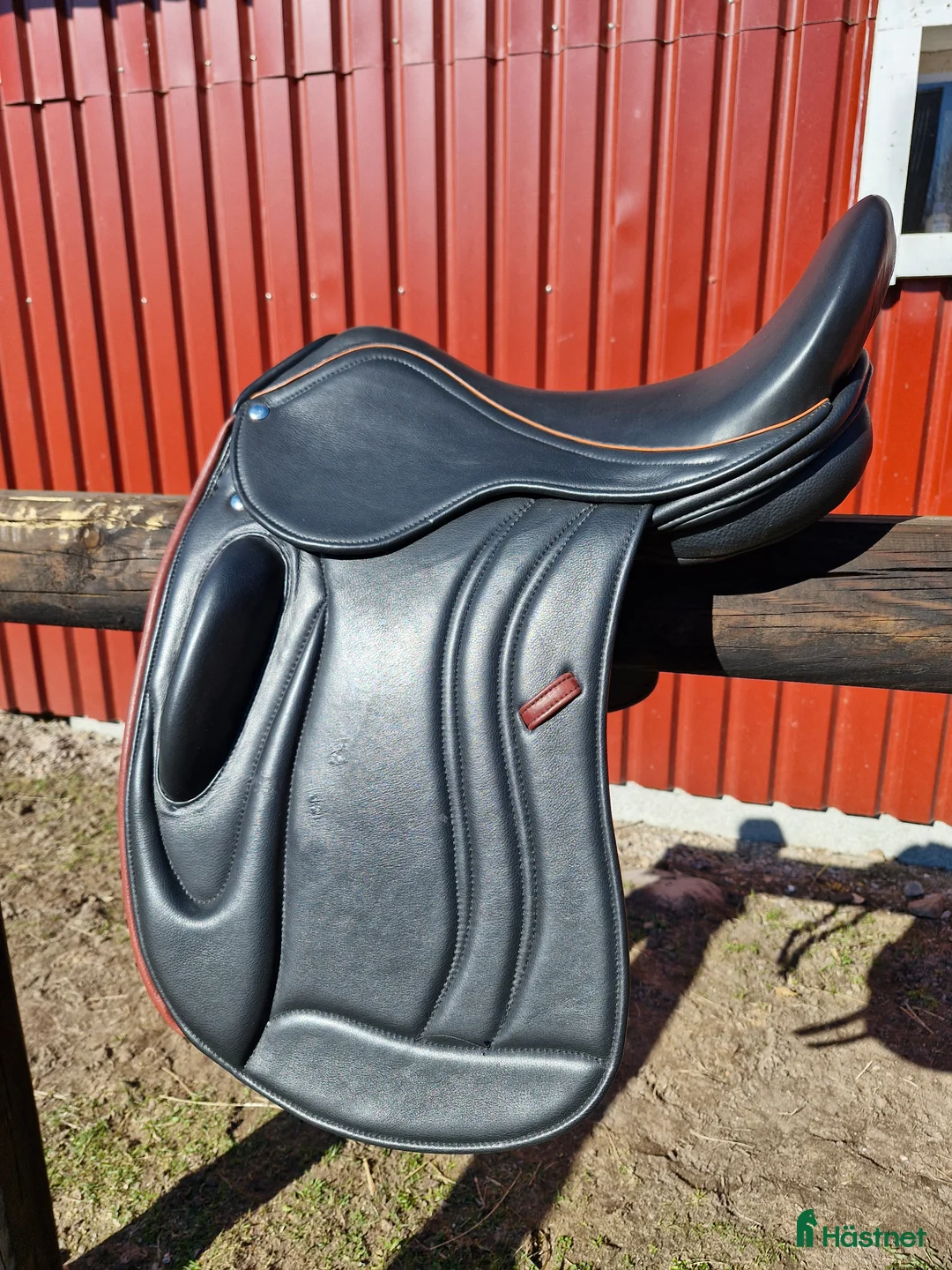 Sadlar hästutrustning till salu: Fabriksny dressyrsadel - Annons 1