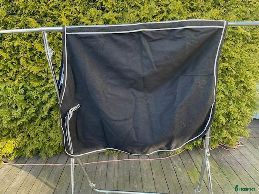 Täcken hästutrustning till salu: Ländtäcke, M - Annons 1