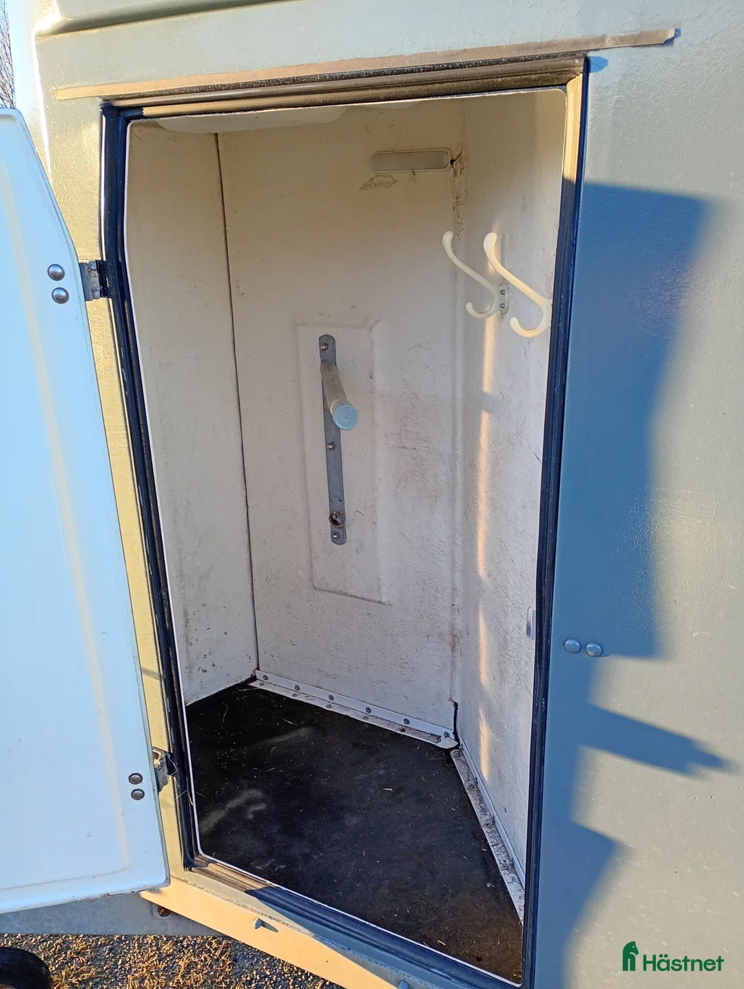 Hästtransporter  fordon & transport till salu: Bäckmann med sadelkammare i Istorp - Annons 3