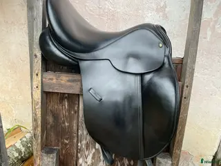 Sadlar hästutrustning till salu: Fin dressyrsadel i Sundsvall - Annons 1