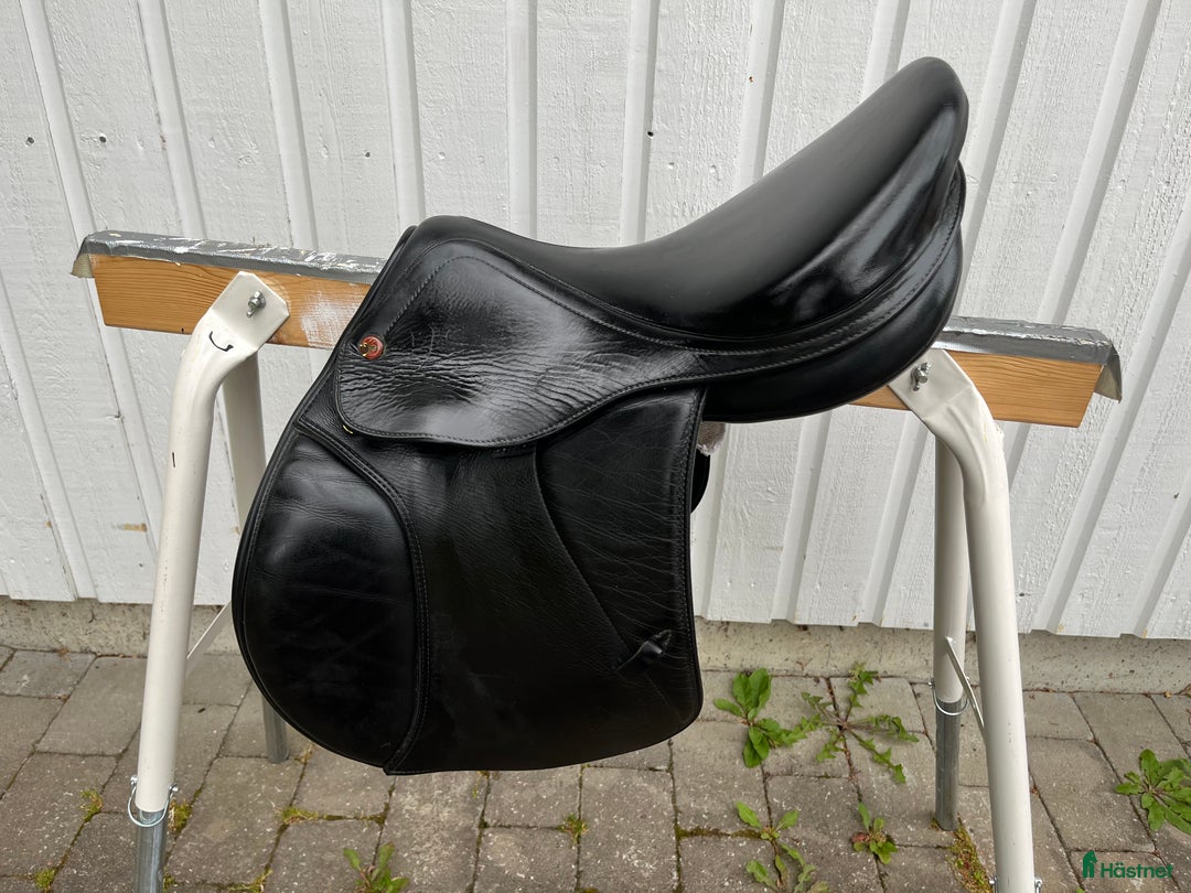 Sadlar hästutrustning till salu: Prestige Paris hoppsadel  i Västerås - Annons 1