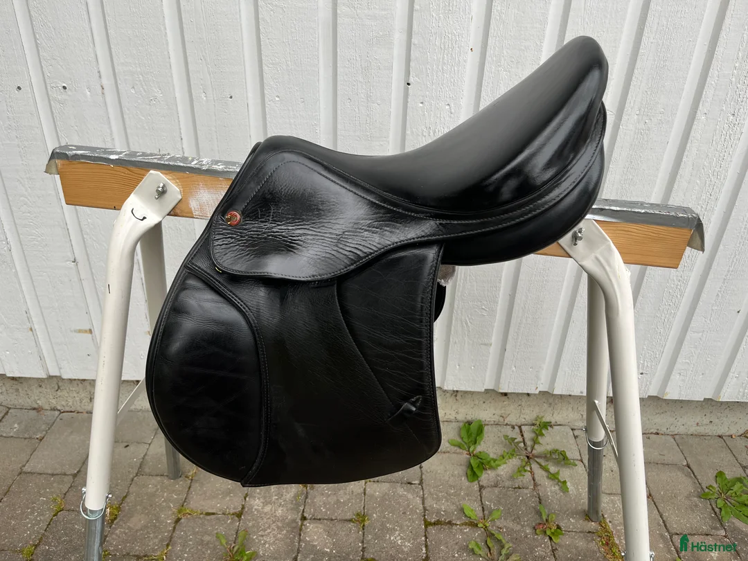 Sadlar hästutrustning till salu: Prestige Paris hoppsadel  - Annons 1
