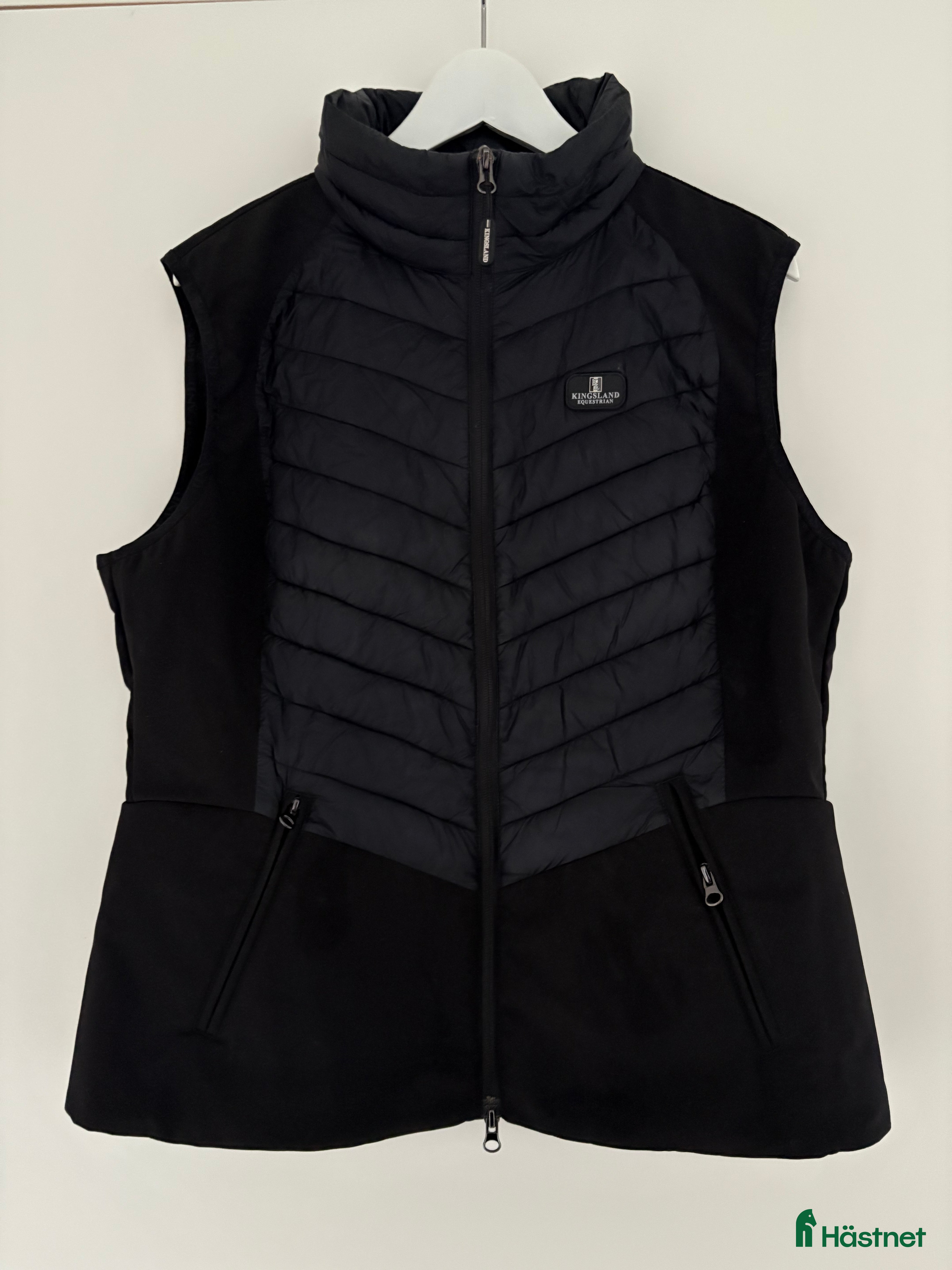 Jackor & Kavajer ryttarutrustning till salu: Kingsland väst i Häljarp - Annons 1