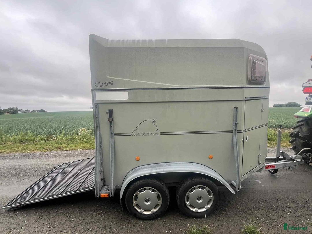 Hästtransporter  fordon & transport till salu: Fin hästtransport i glasfiber med sadelkammare i Löderup - Annons 2