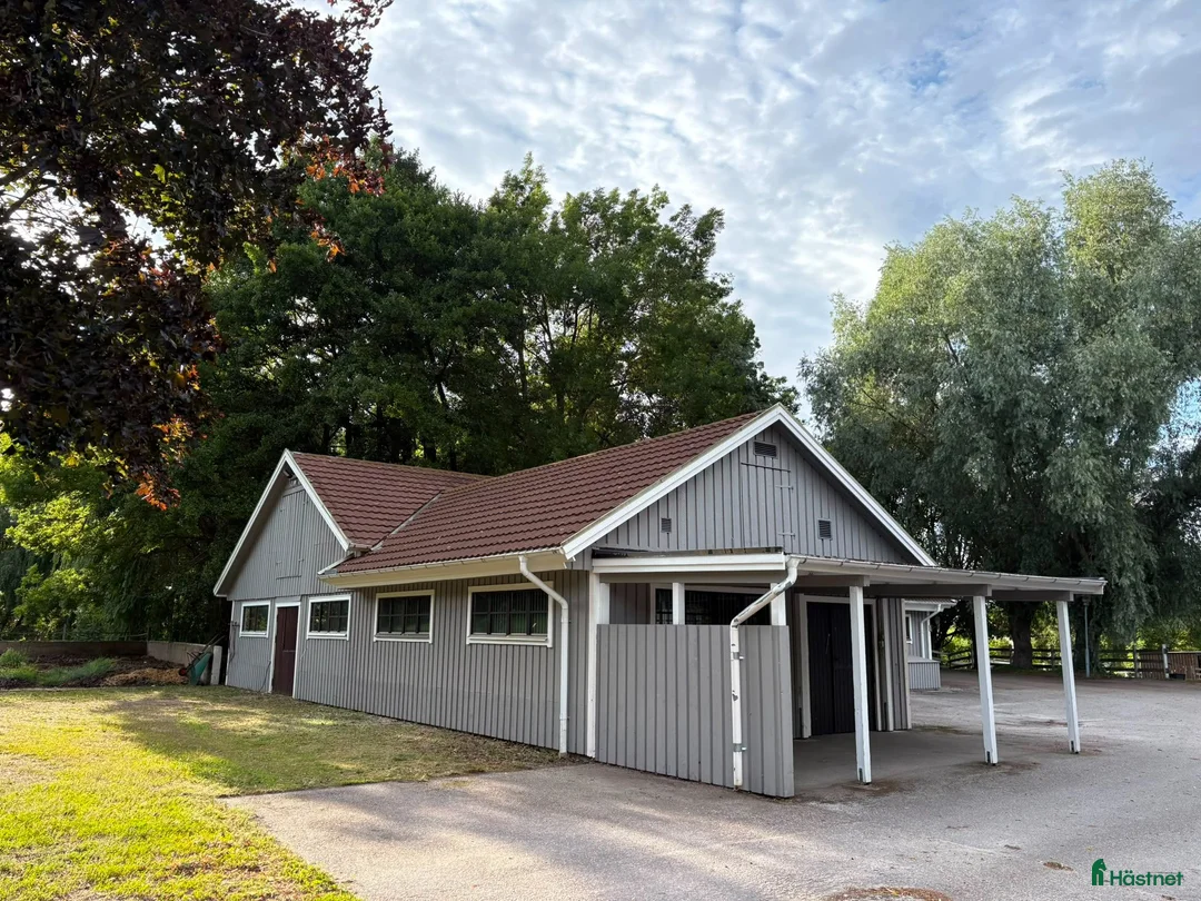  stallplats finnes: Hela stallet & Cottage Rent– Run Your Own Business - Annons 1