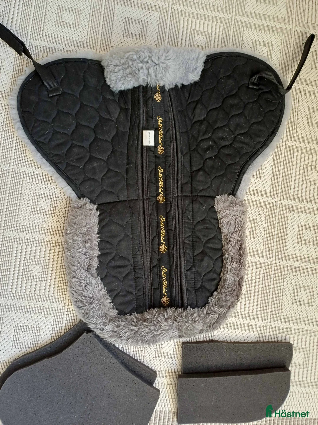 Schabrak & Vojlockar hästutrustning till salu: Fårskinnsvojlock med insatser i Axvall - Annons 2