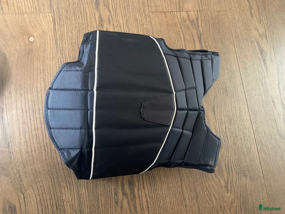 Säkerhetsvästar ryttarutrustning till salu: Säkerhetsväst till barn i fint skick.  i Varberg - Annons 2