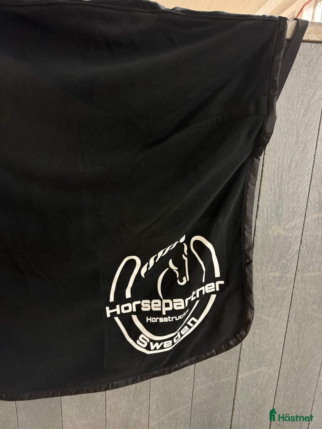 Täcken hästutrustning till salu: Oanvänt fleecetäcke i Skövde - Annons 3