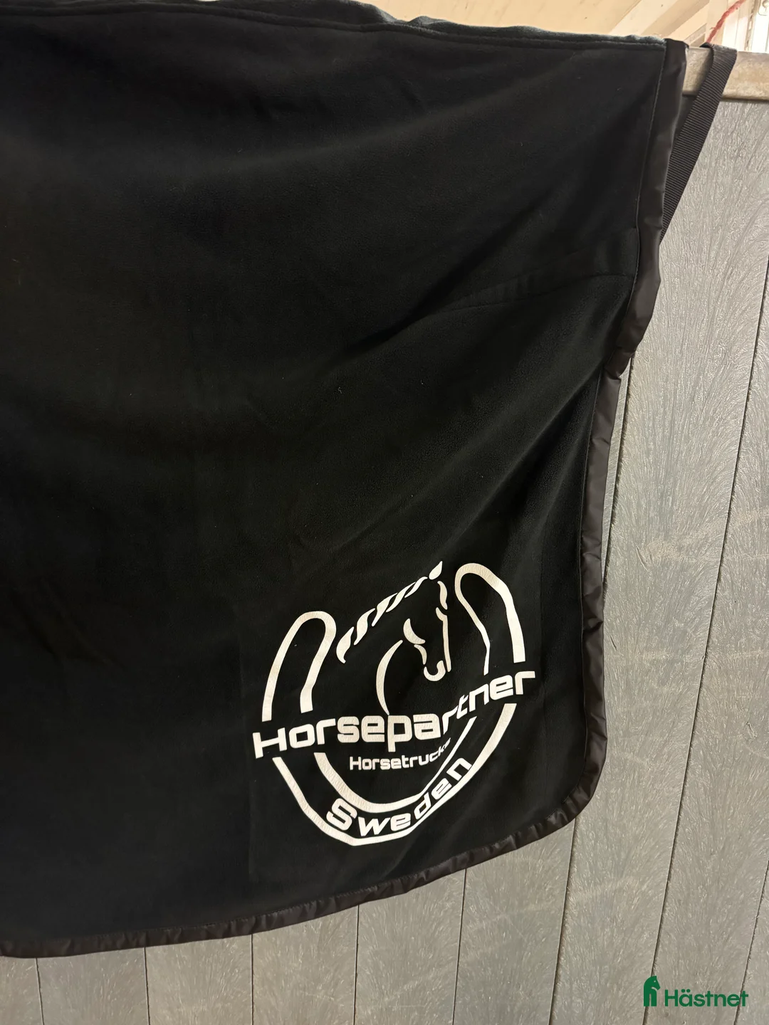 Täcken hästutrustning till salu: Oanvänt fleecetäcke i Skövde - Annons 3