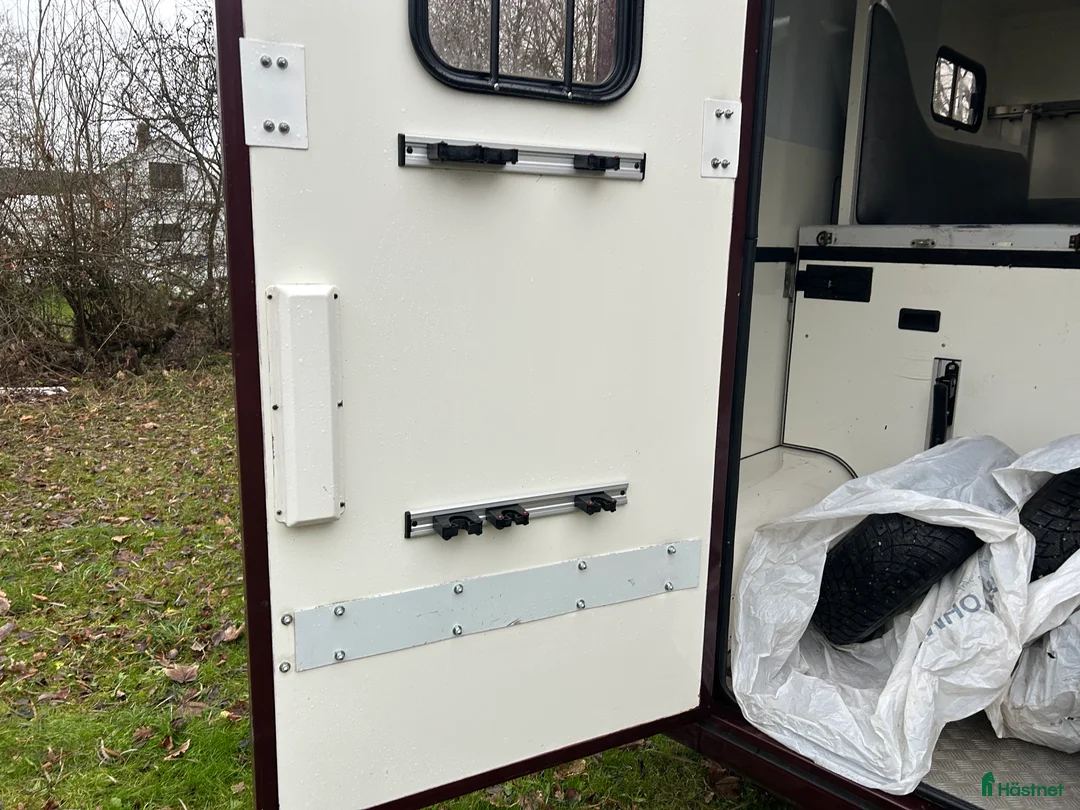 Hästlastbilar  fordon & transport till salu: Paragan 5 sits rejäl och robust  i Teckomatorp - Annons 12