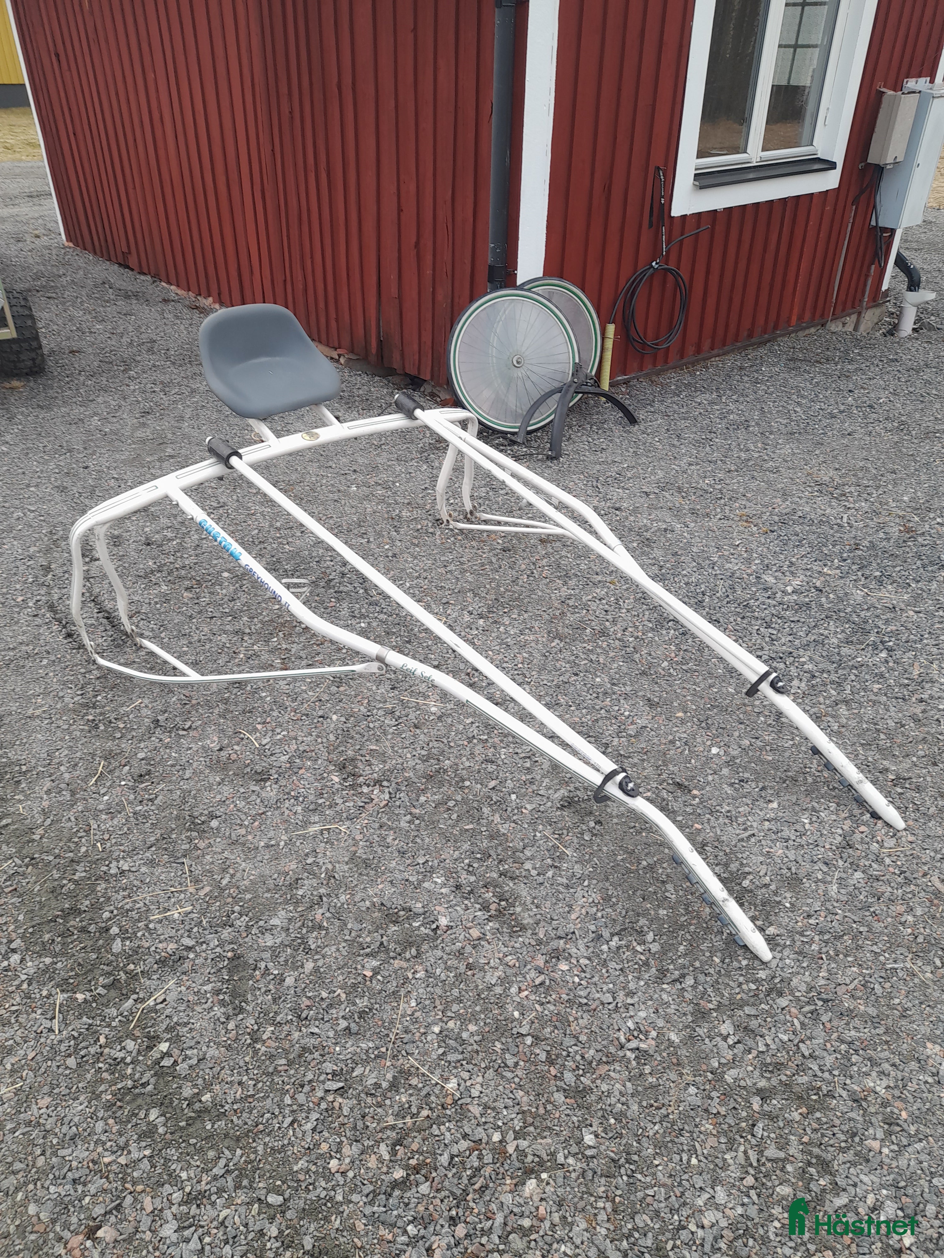 Travvagnar trav till salu: Coustom greyhound II i Kil - Annons 1