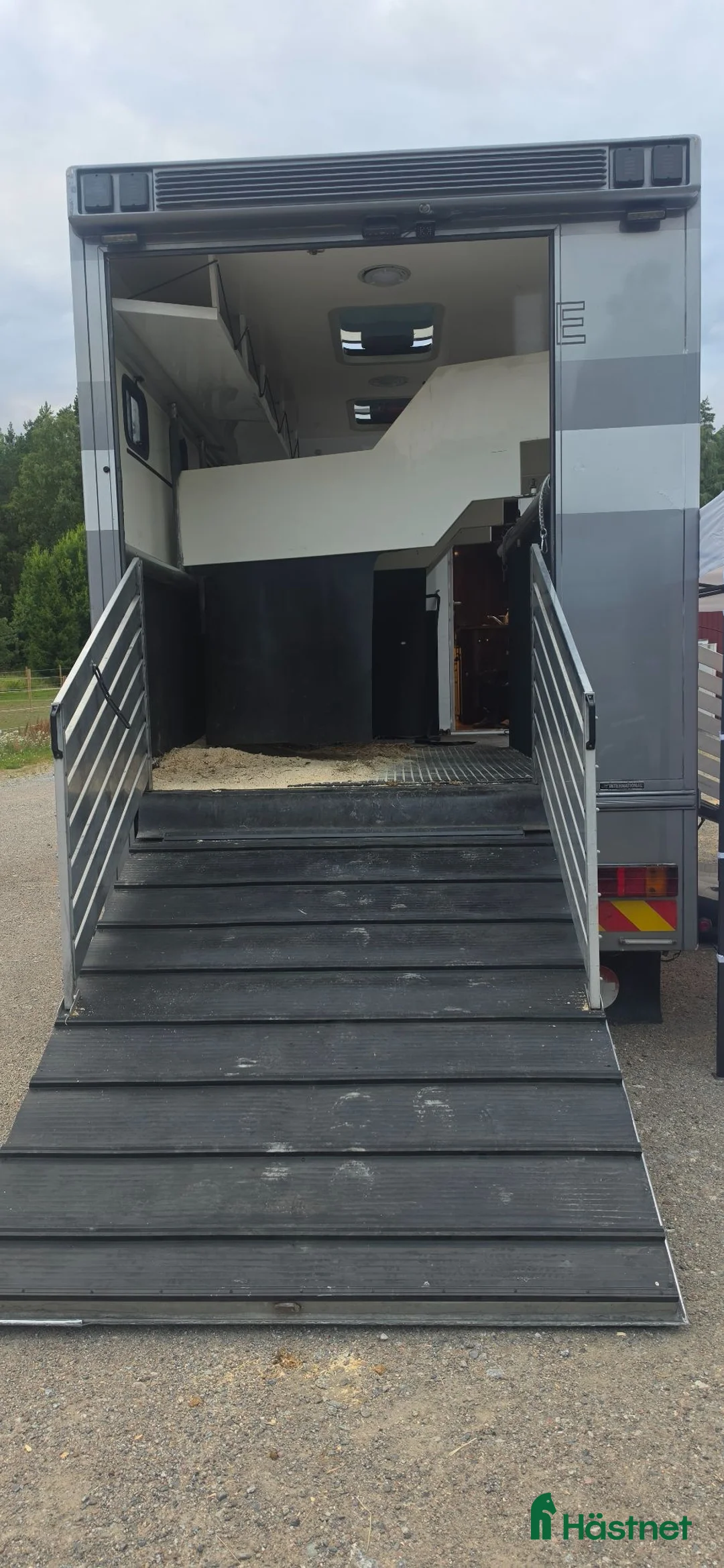 Hästlastbilar  fordon & transport till salu: 3 - 4 hästars med utskjut och bra bodel - Annons 2