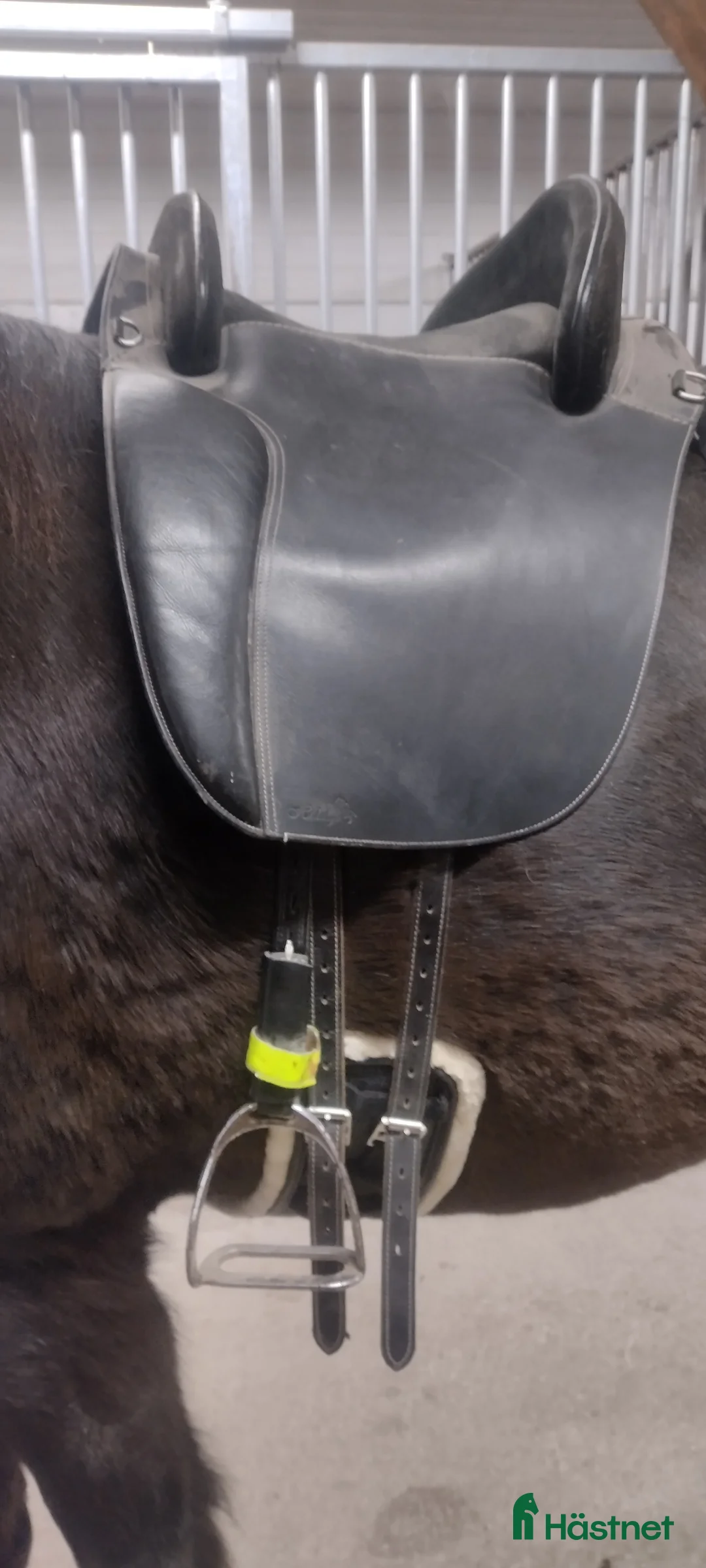 Sadlar hästutrustning till salu: Superskön sadel för häst och ryttare! i Norberg - Annons 1