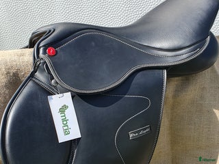 Sadlar hästutrustning till salu: Ny hoppsadel Pro-Light syntetsadel i Skebobruk - Annons 1