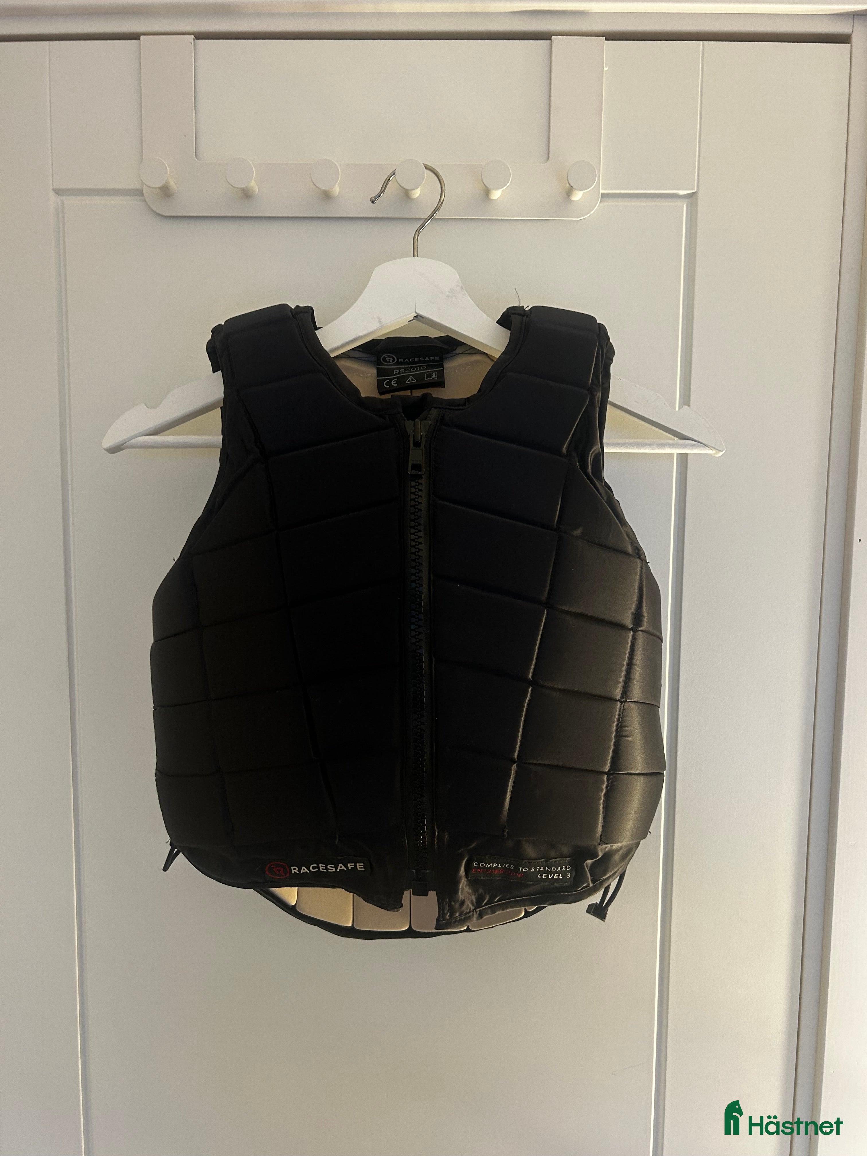 Säkerhetsvästar ryttarutrustning till salu: Sparsamt använd racesafe väst i Jönköping - Annons 1