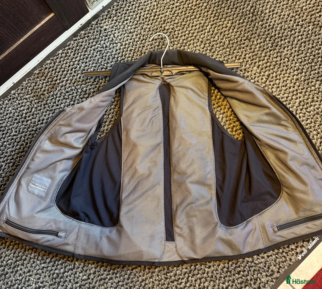 Säkerhetsvästar ryttarutrustning till salu: Freejump airbag väst - Annons 4